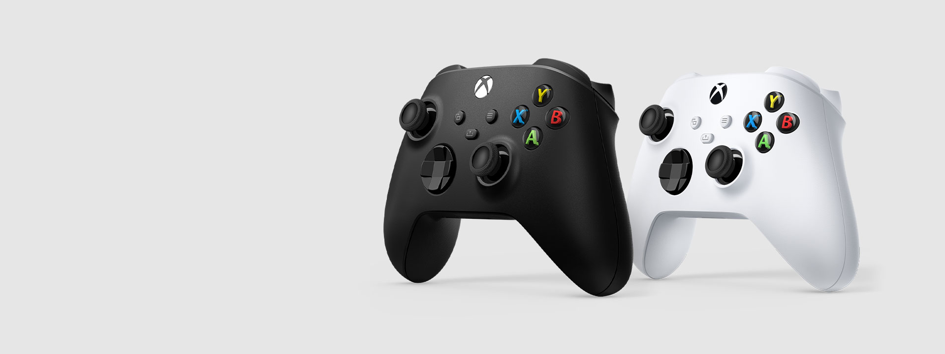 Visão lateral de dois Controles Sem Fio Xbox brancos e pretos