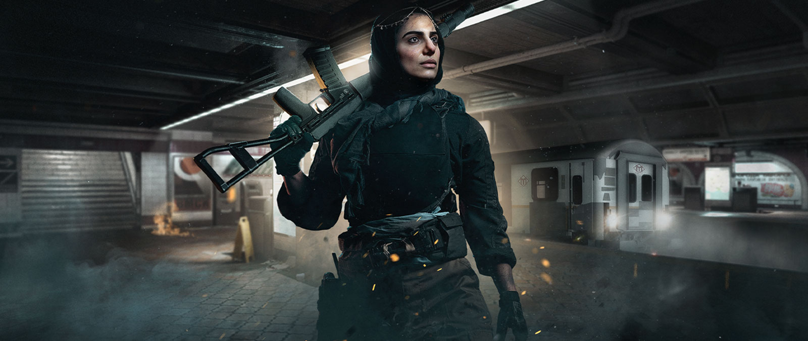 Personnage de Call of Duty: Modern Warfare tenant une arme dans une station de métro