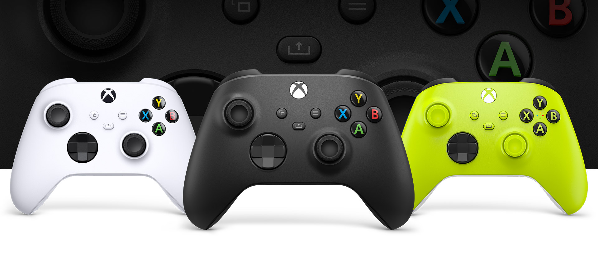Kontroler Xbox w kolorze węglowej czerni ze znajdującymi się za nim kontrolerami w kolorach robotycznej bieli i elektryzującej zieleni