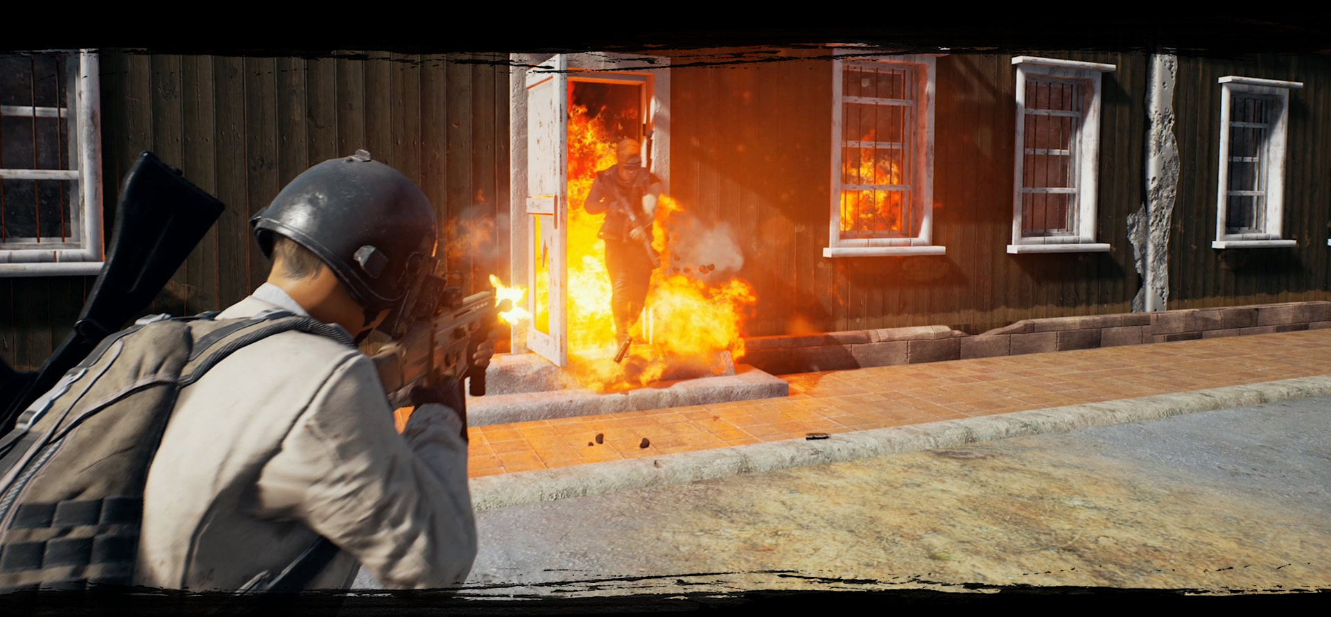 Игрок выбежит от горящего здания, а другой игрок в это время стреляет в него