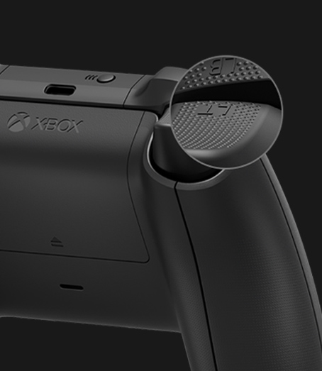 Вид сзади на беспроводной геймпад Xbox, крупный план текстурированной поверхности рукоятки