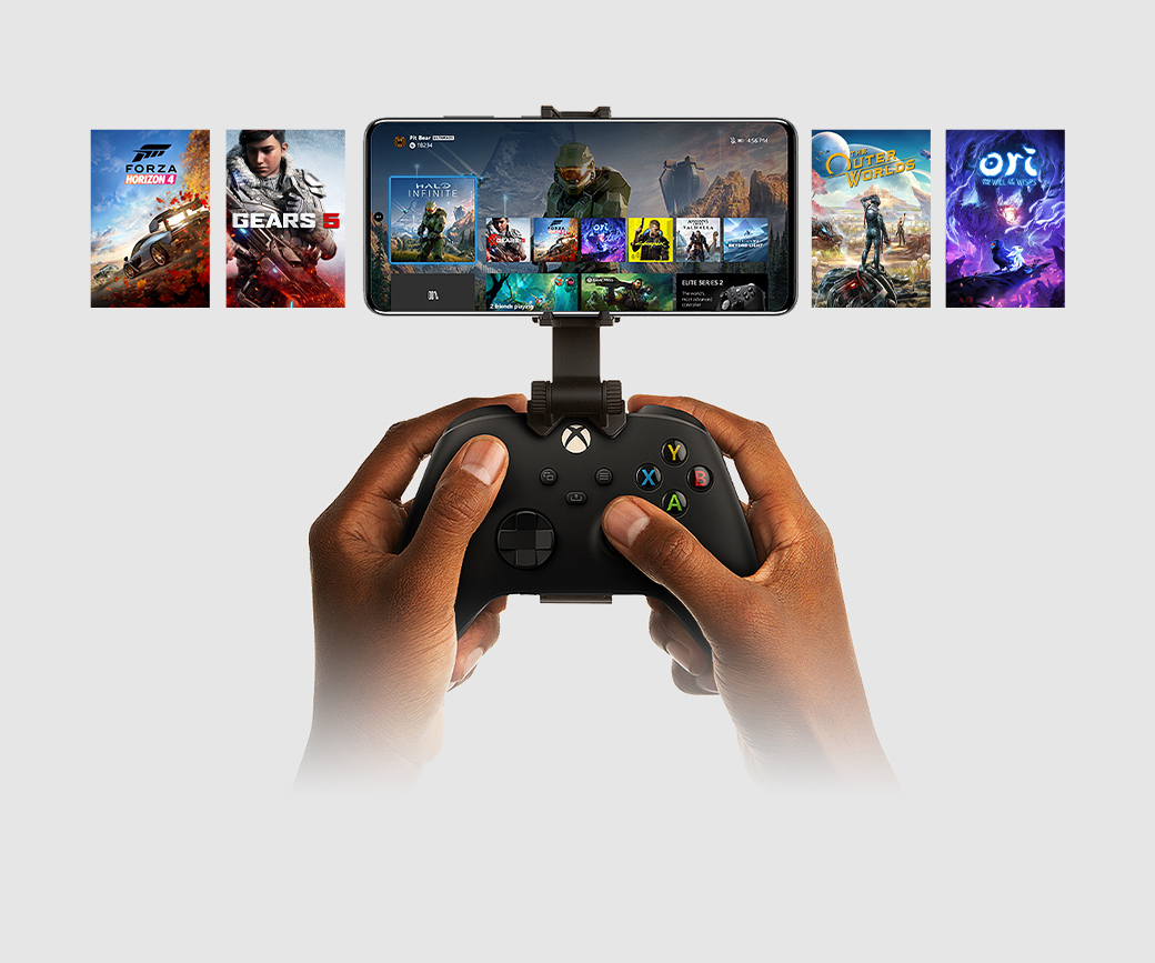 Mobilní zařízení je připnuto k ovladači Xbox a zobrazuje výběr titulů, které můžete hrát.