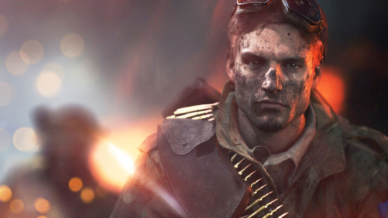 Un soldat sale avec des lunettes sur sa tête et des munitions autour de sa poitrine.