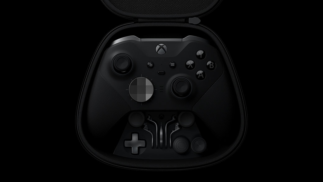 Xbox Elite 無線控制器 Series 2、外盒、可替換的零件和充電座的俯視圖