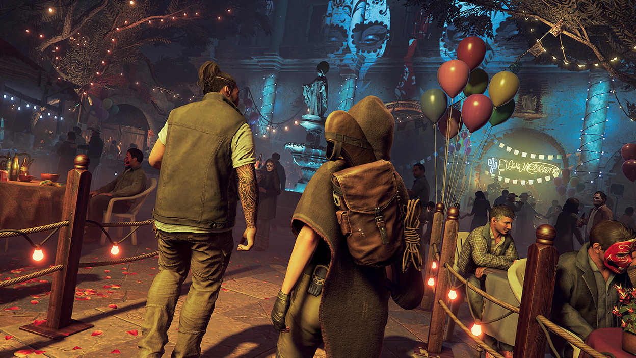 Lara Croft portant un capuchon qui marche vers une fontaine dans une grande ville très peuplée