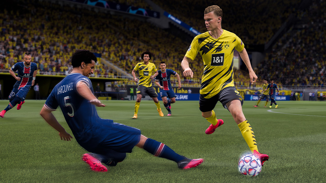 Ένας παίκτης γλιστρά κάνοντας τάκλιν σε έναν άλλο παίκτη στο FIFA 21