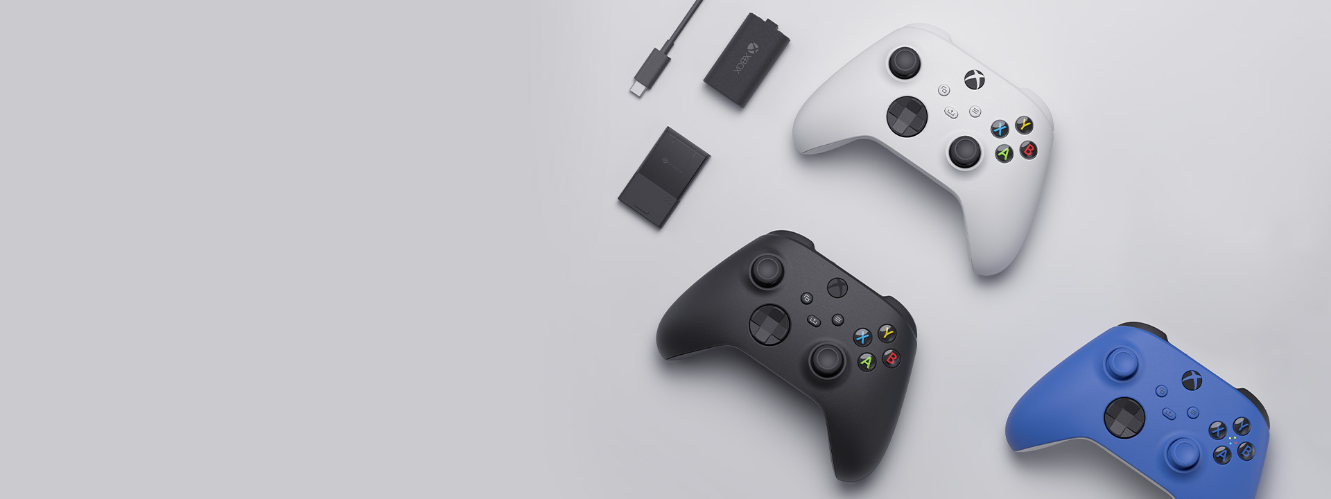 Vários acessórios do Xbox, incluindo o Controle Sem Fio do Xbox, o kit Jogar e Carregar e a Placa de Expansão de Armazenamento Seagate para Xbox Series X|S dispostos lado a lado.