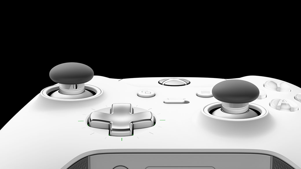 白色 Xbox Elite 無線控制器的俯視圖 – 顯示類比搖桿按鈕和方向鍵