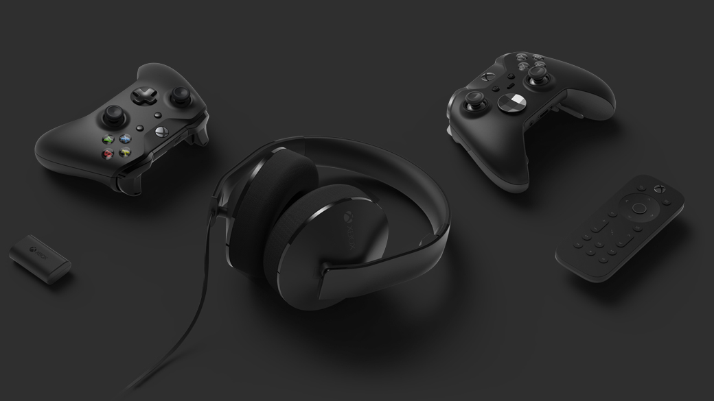 Xbox 立体声耳机、遥控器、游戏充电电池、Elite 和标准控制器顶视图