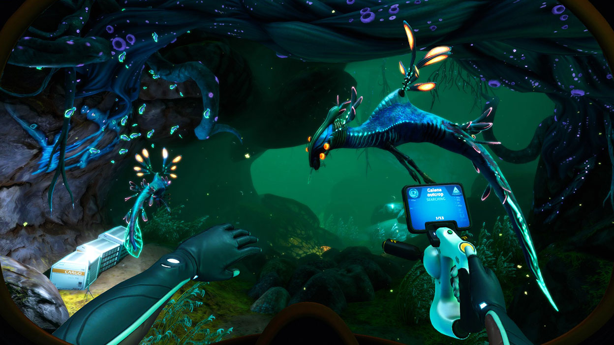 Ein blattförmiger, leuchtender Alien schwimmt durch eine Alien-Höhle über mehreren Versorgungskisten.