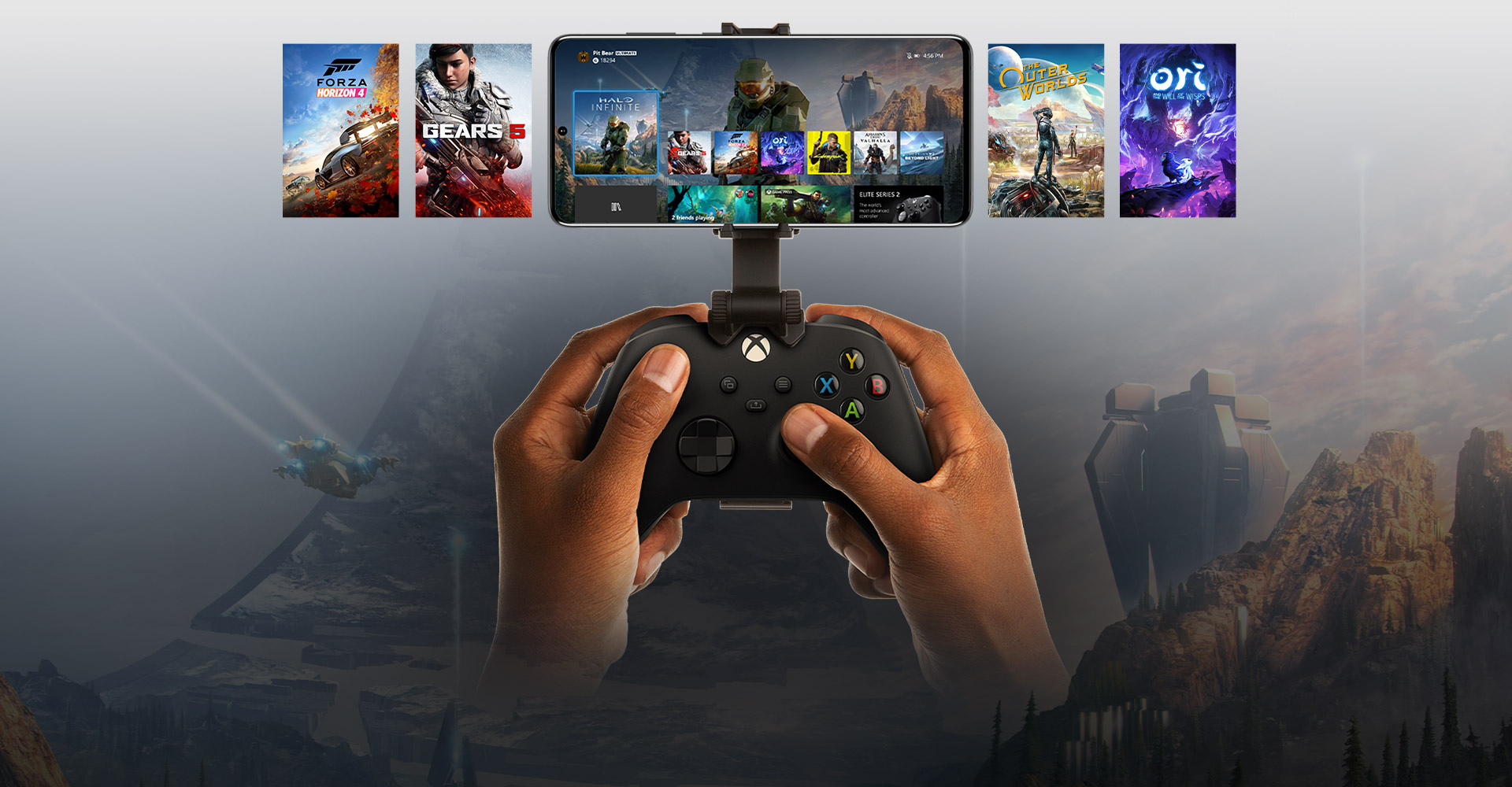Mobilné zariadenie pripevnené k ovládaču pre Xbox s výberom titulov na hranie. Svet hry Halo Infinite sa rozprestiera za hranice telefónu.