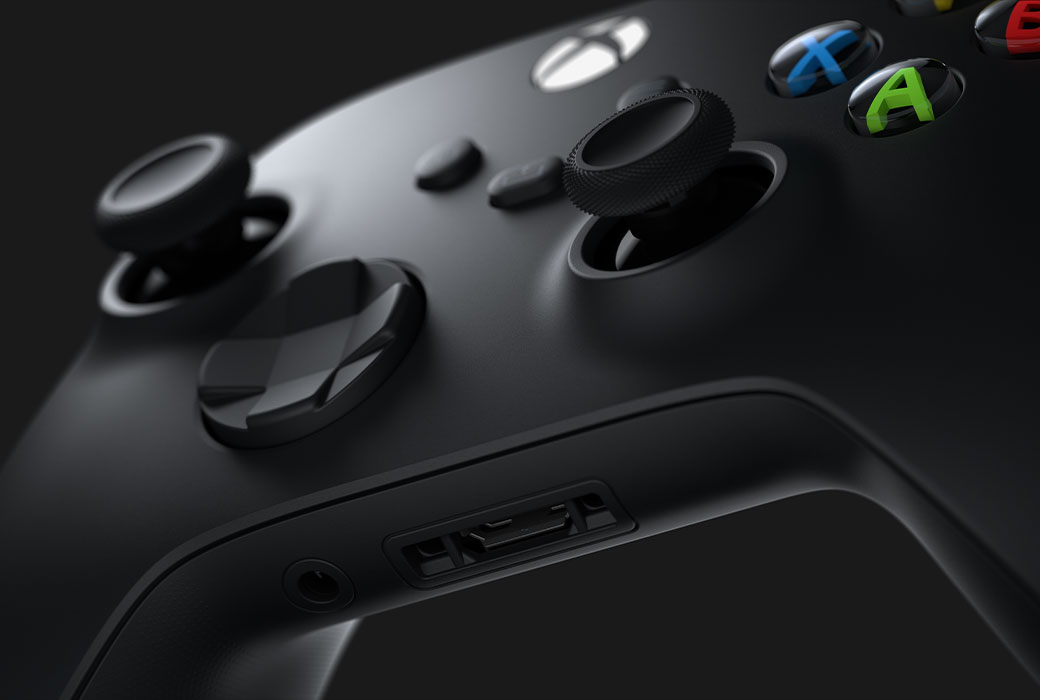 Undersidan av Xbox trådlös handkontroll som visar hörlursuttaget