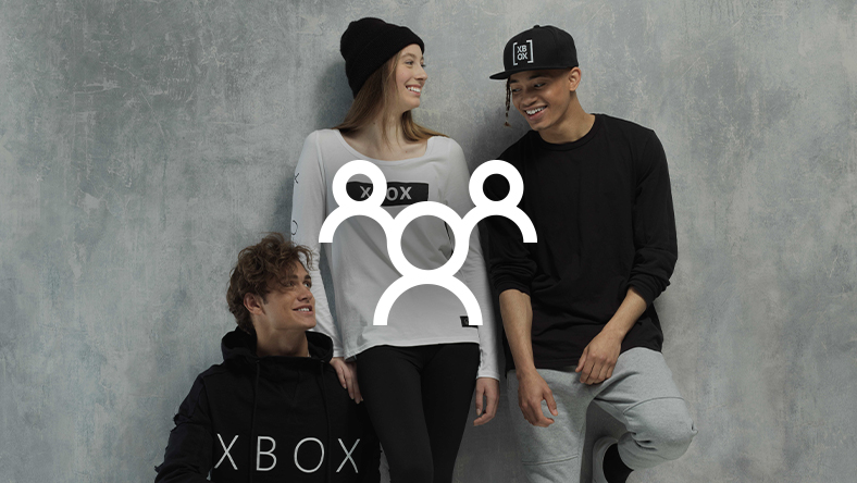 Un groupe de personnes souriantes portant des produits officiels Xbox superposé à la silhouette de trois personnages humains