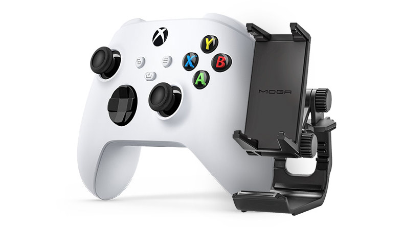 Mobilný herný klip PowerA MOGA vedľa bieleho bezdrôtového ovládača Xbox