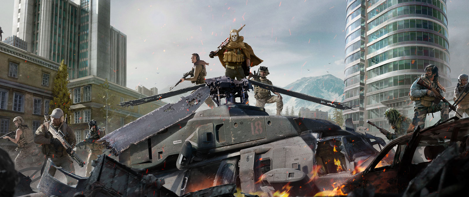 Call of Duty: Modern Warfare'dan kurukafa maskesi ve gizlilik teçhizatı giymiş Ghost, diğer karakterlerle birlikte çakılmış bir helikopterin tepesinde duruyor