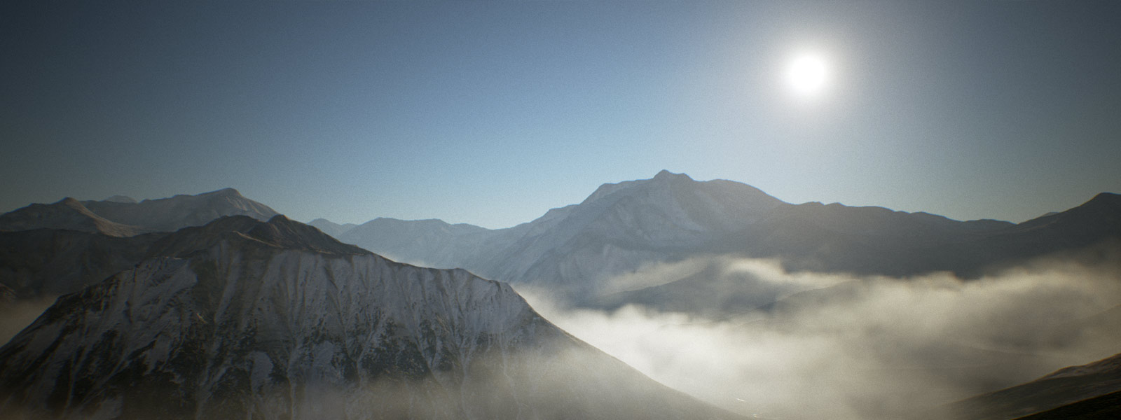 阳光下云雾环绕、覆盖在冰雪下的山脉