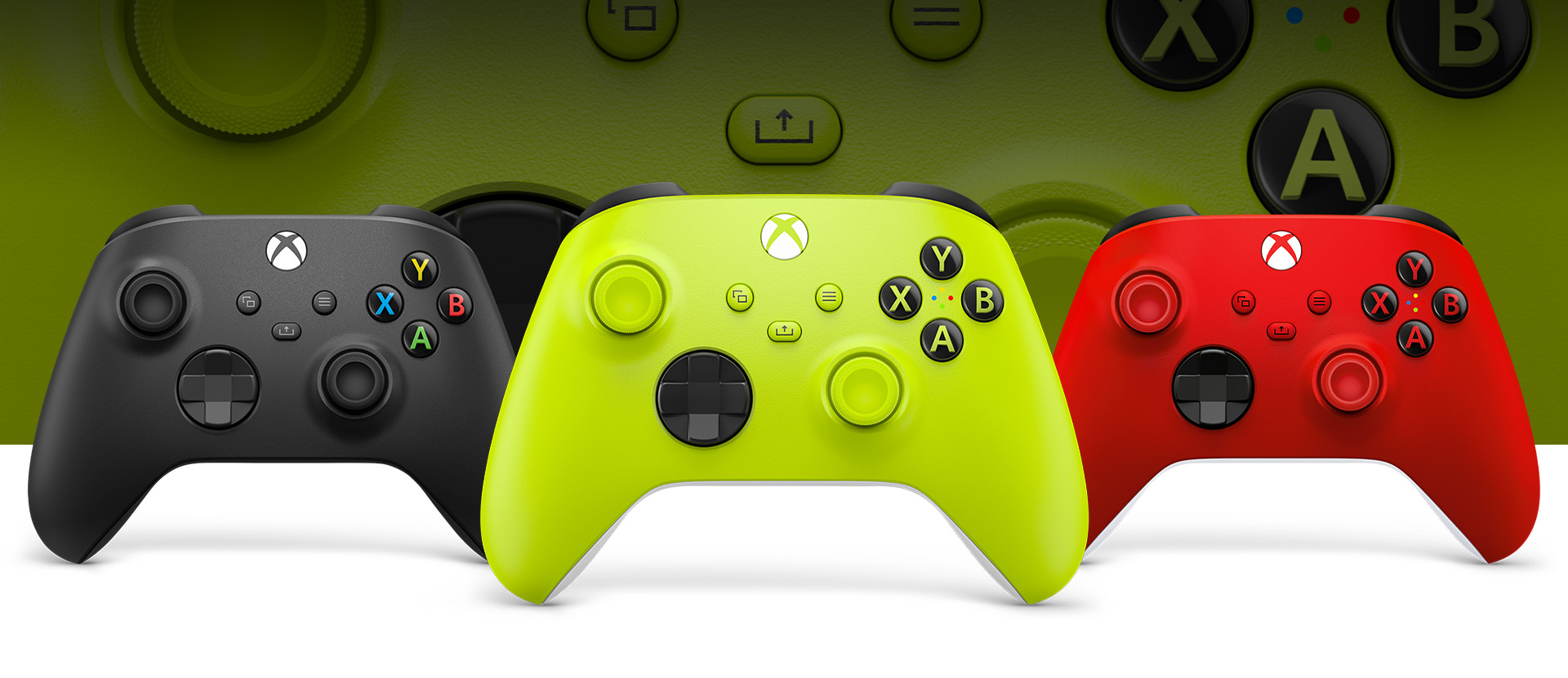 Kontroler bezprzewodowy Xbox w kolorze elektryzującej zieleni ze znajdującymi się za nim kontrolerami w kolorach węglowej czerni i pulsującej czerwieni.