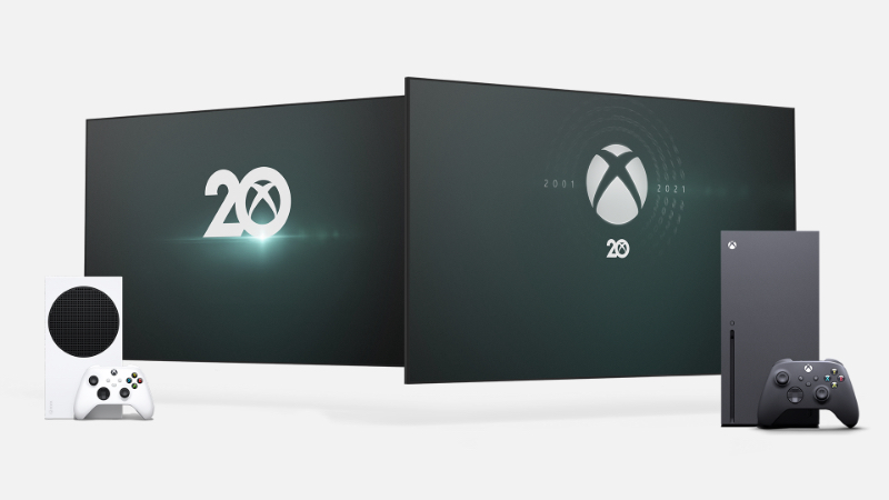 Una console Xbox Series X e una console Xbox Series S accanto a due grandi schermi con sfondi a tema 20 anni