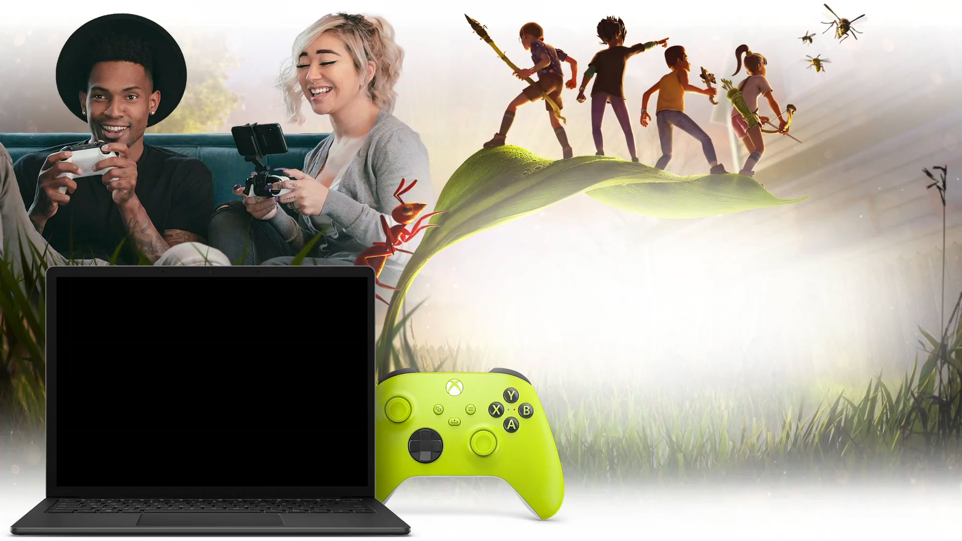 Twee mensen zitten samen op een bank games te spelen achter een laptop met Grounded-gameplay en een Electric Volt Xbox draadloze controller