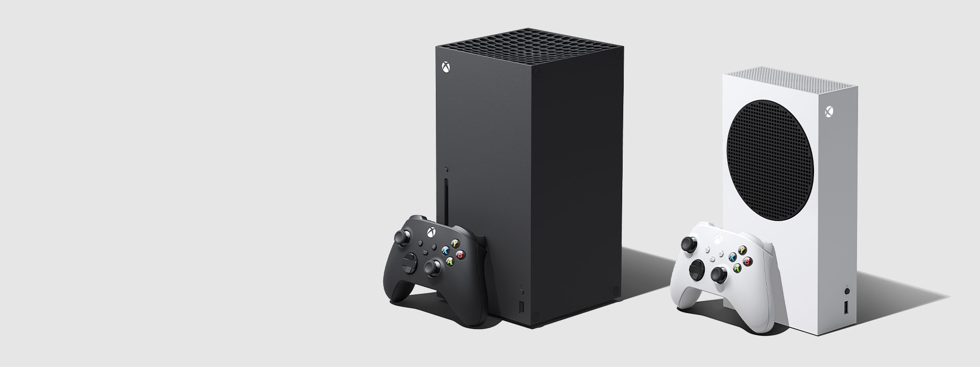  Staande Xbox Series X met zwarte Xbox-controller en staande Xbox Series S met witte Xbox-controller